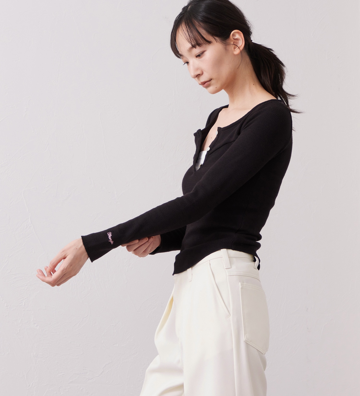 Wrangler(ラングラー)のWAFFLE HENRY NECK TEE/ワッフルヘンリーネック長袖Tシャツ|トップス/Tシャツ/カットソー/レディース|ブラック