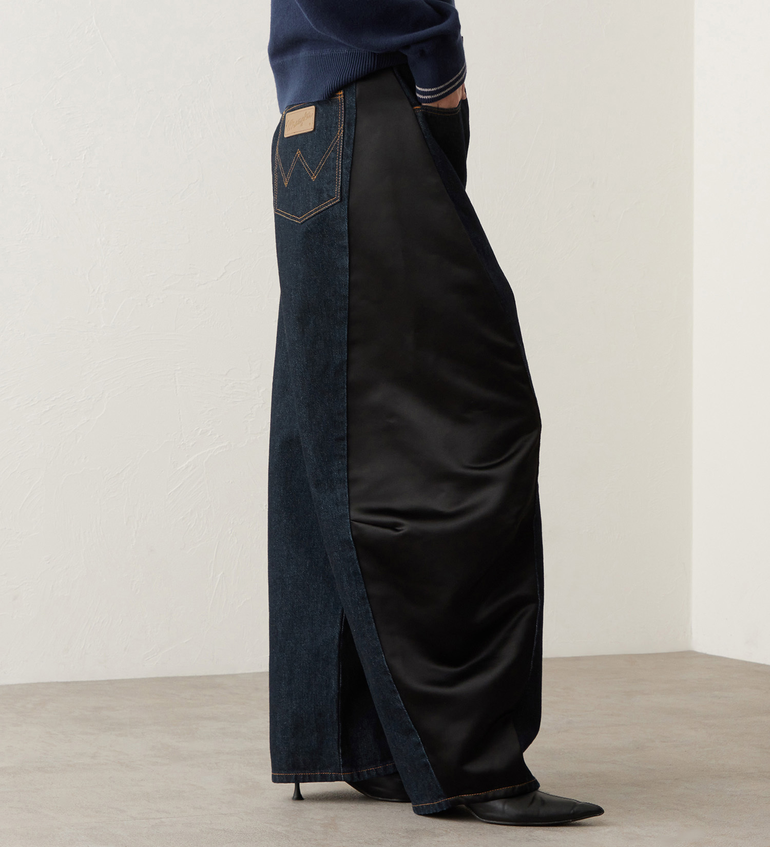 Wrangler(ラングラー)のSWITCHED BARREL JEAN/デニム×サテンリメイクデ二ムパンツ【セットアップ可】|パンツ/デニムパンツ/レディース|インディゴブルー