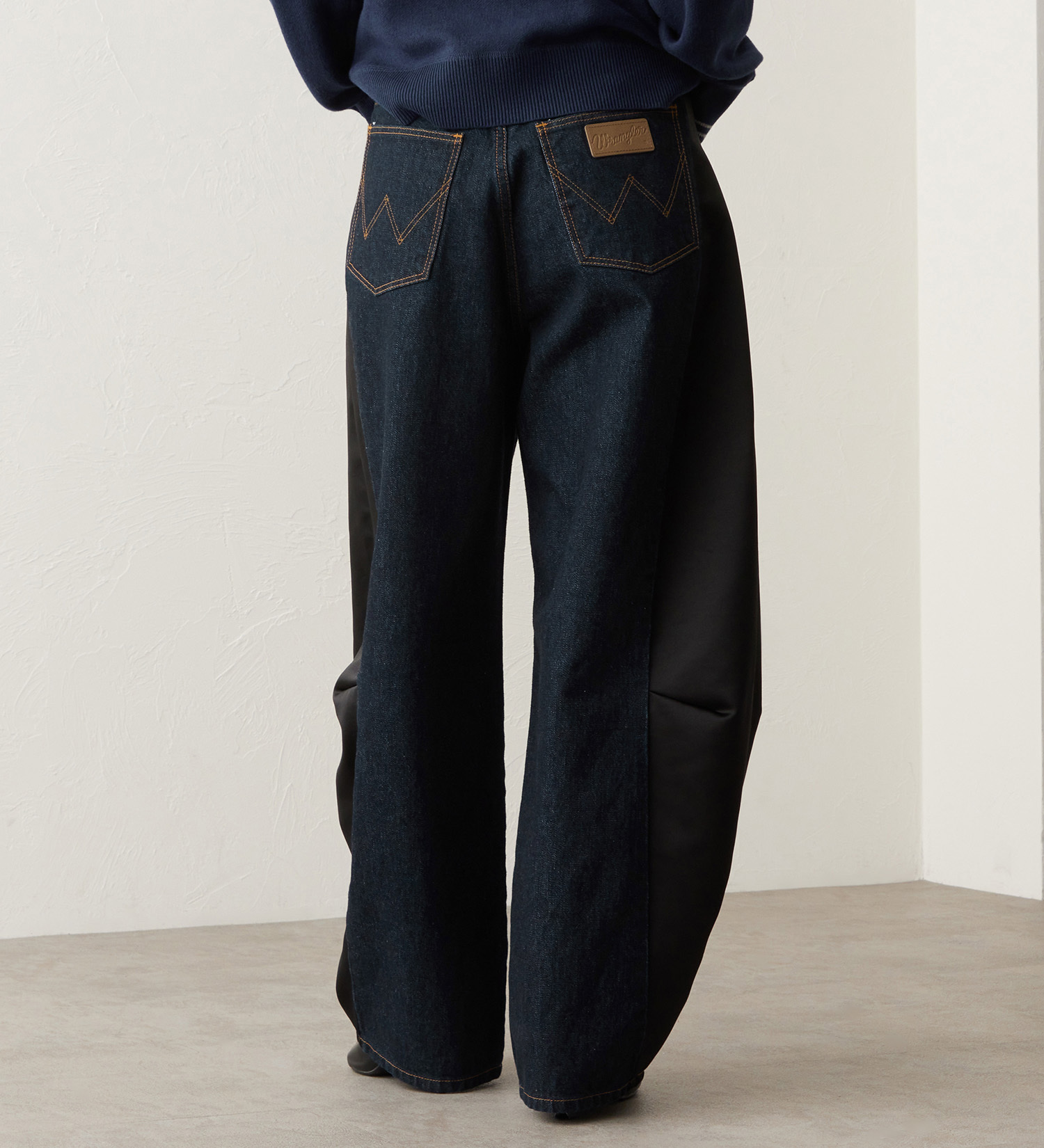 Wrangler(ラングラー)のSWITCHED BARREL JEAN/デニム×サテンリメイクデ二ムパンツ【セットアップ可】|パンツ/デニムパンツ/レディース|インディゴブルー