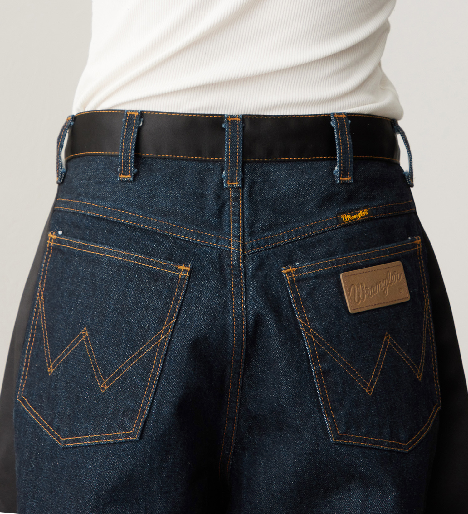 Wrangler(ラングラー)のSWITCHED BARREL JEAN/デニム×サテンリメイクデ二ムパンツ【セットアップ可】|パンツ/デニムパンツ/レディース|インディゴブルー