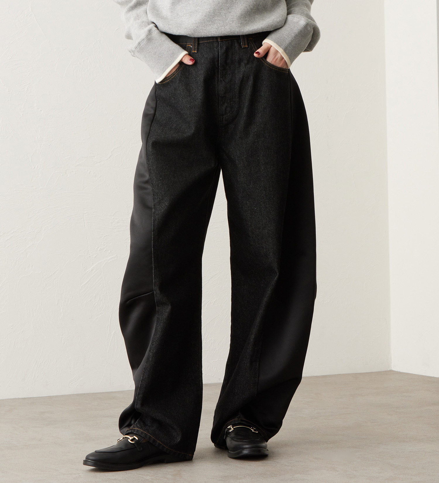 Wrangler(ラングラー)のSWITCHED BARREL JEAN/デニム×サテンリメイクデ二ムパンツ【セットアップ可】|パンツ/デニムパンツ/レディース|ブラックデニム