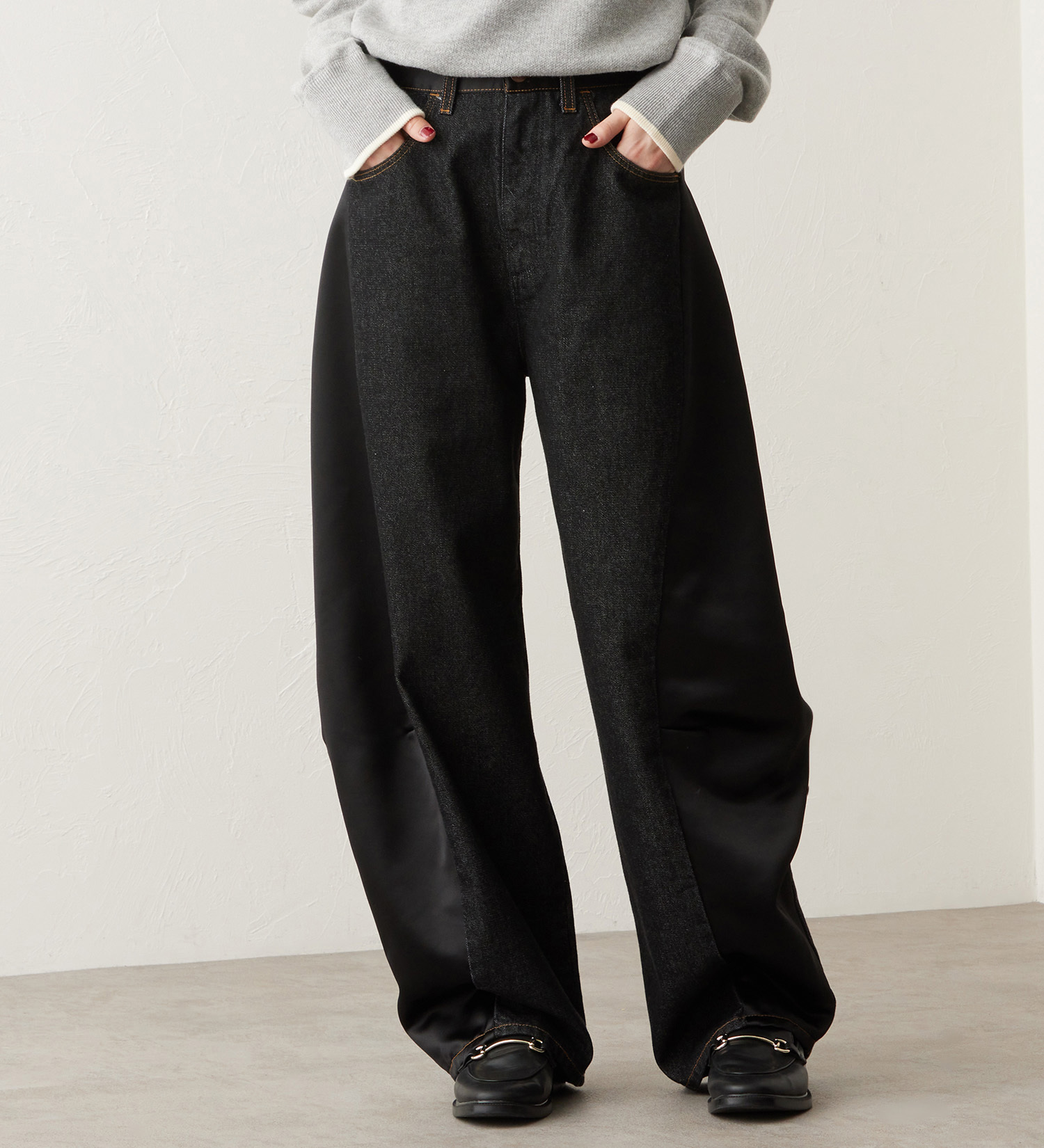 Wrangler(ラングラー)のSWITCHED BARREL JEAN/デニム×サテンリメイクデ二ムパンツ【セットアップ可】|パンツ/デニムパンツ/レディース|ブラックデニム