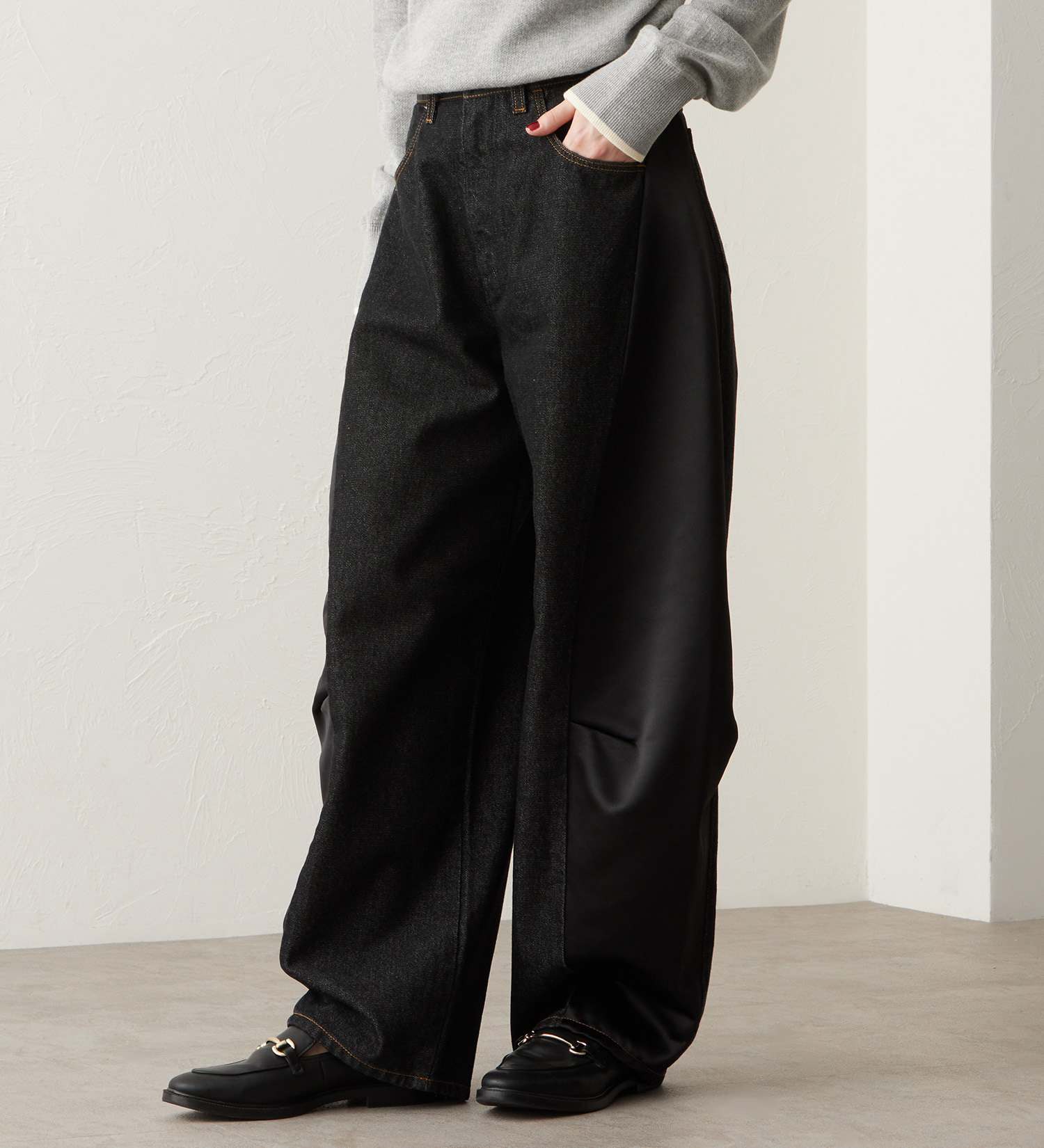 Wrangler(ラングラー)のSWITCHED BARREL JEAN/デニム×サテンリメイクデ二ムパンツ【セットアップ可】|パンツ/デニムパンツ/レディース|ブラックデニム