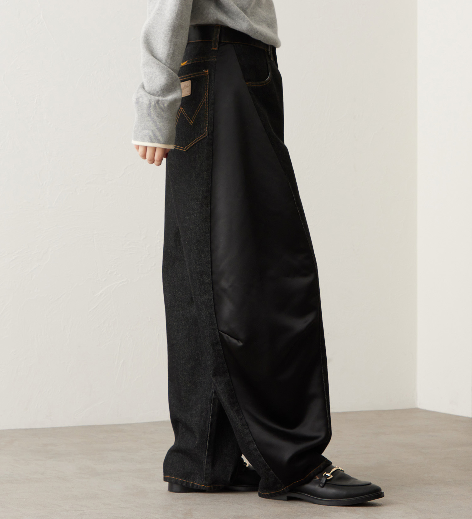 Wrangler(ラングラー)のSWITCHED BARREL JEAN/デニム×サテンリメイクデ二ムパンツ【セットアップ可】|パンツ/デニムパンツ/レディース|ブラックデニム