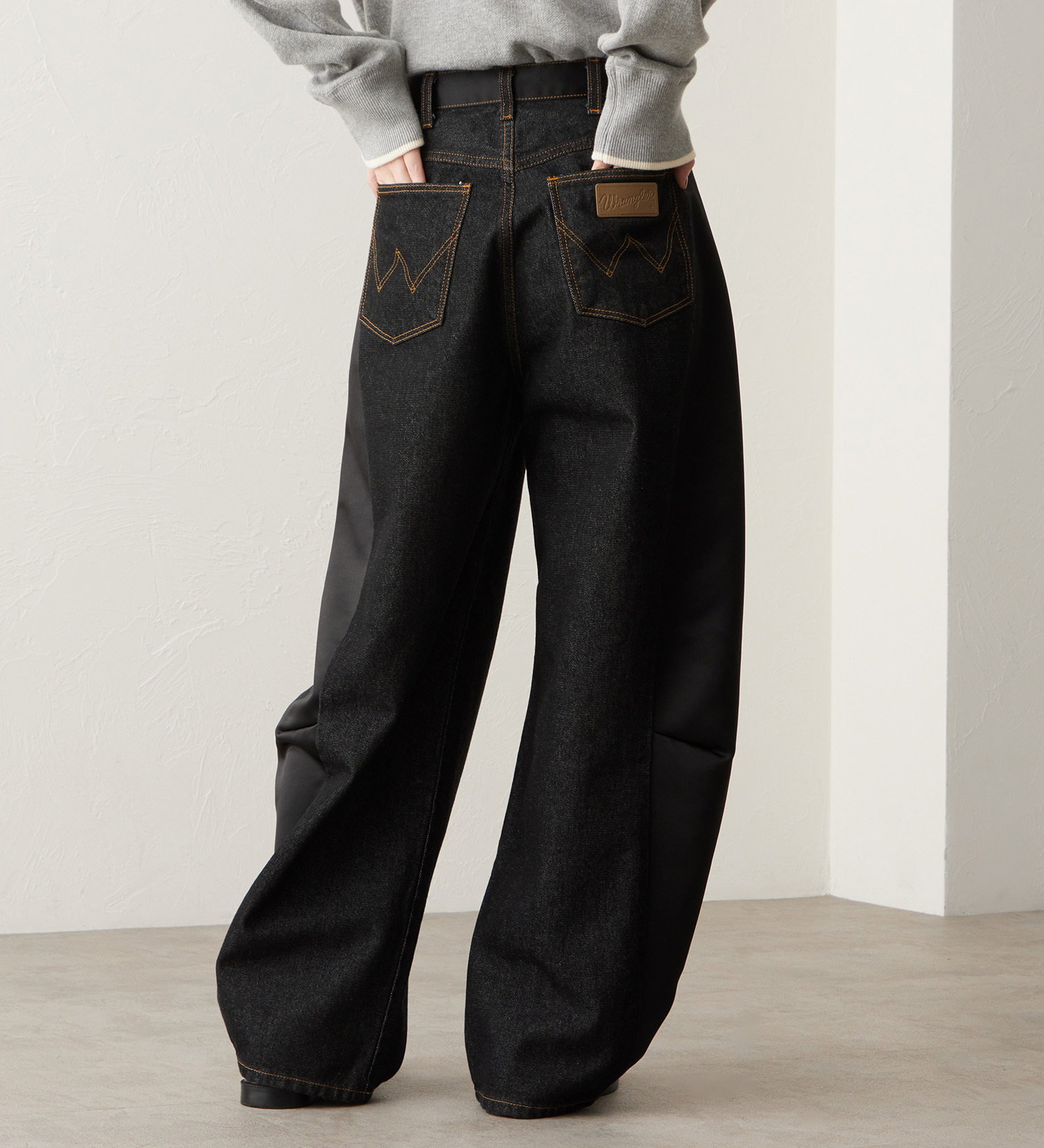Wrangler(ラングラー)のSWITCHED BARREL JEAN/デニム×サテンリメイクデ二ムパンツ【セットアップ可】|パンツ/デニムパンツ/レディース|ブラックデニム