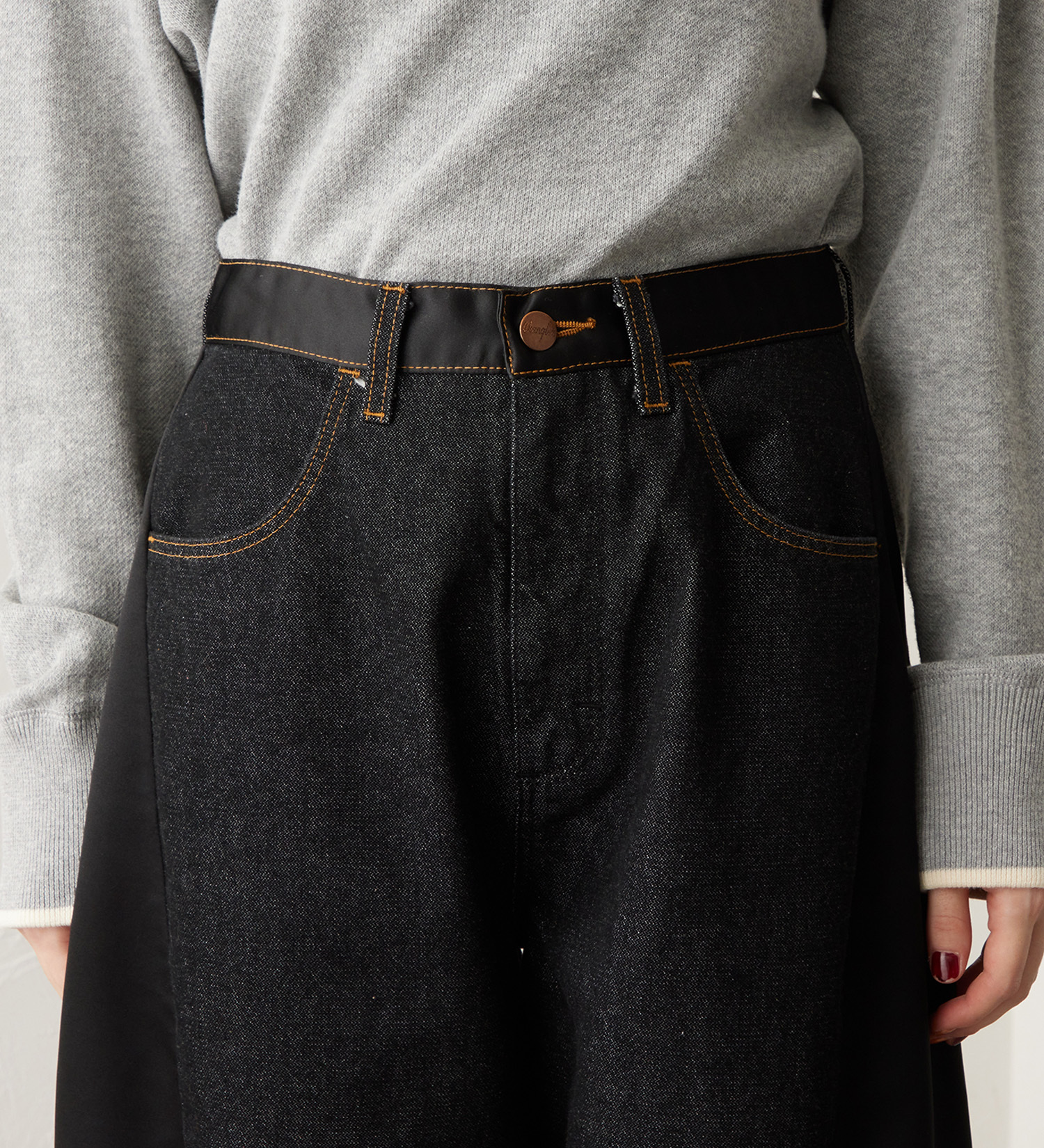Wrangler(ラングラー)のSWITCHED BARREL JEAN/デニム×サテンリメイクデ二ムパンツ【セットアップ可】|パンツ/デニムパンツ/レディース|ブラックデニム