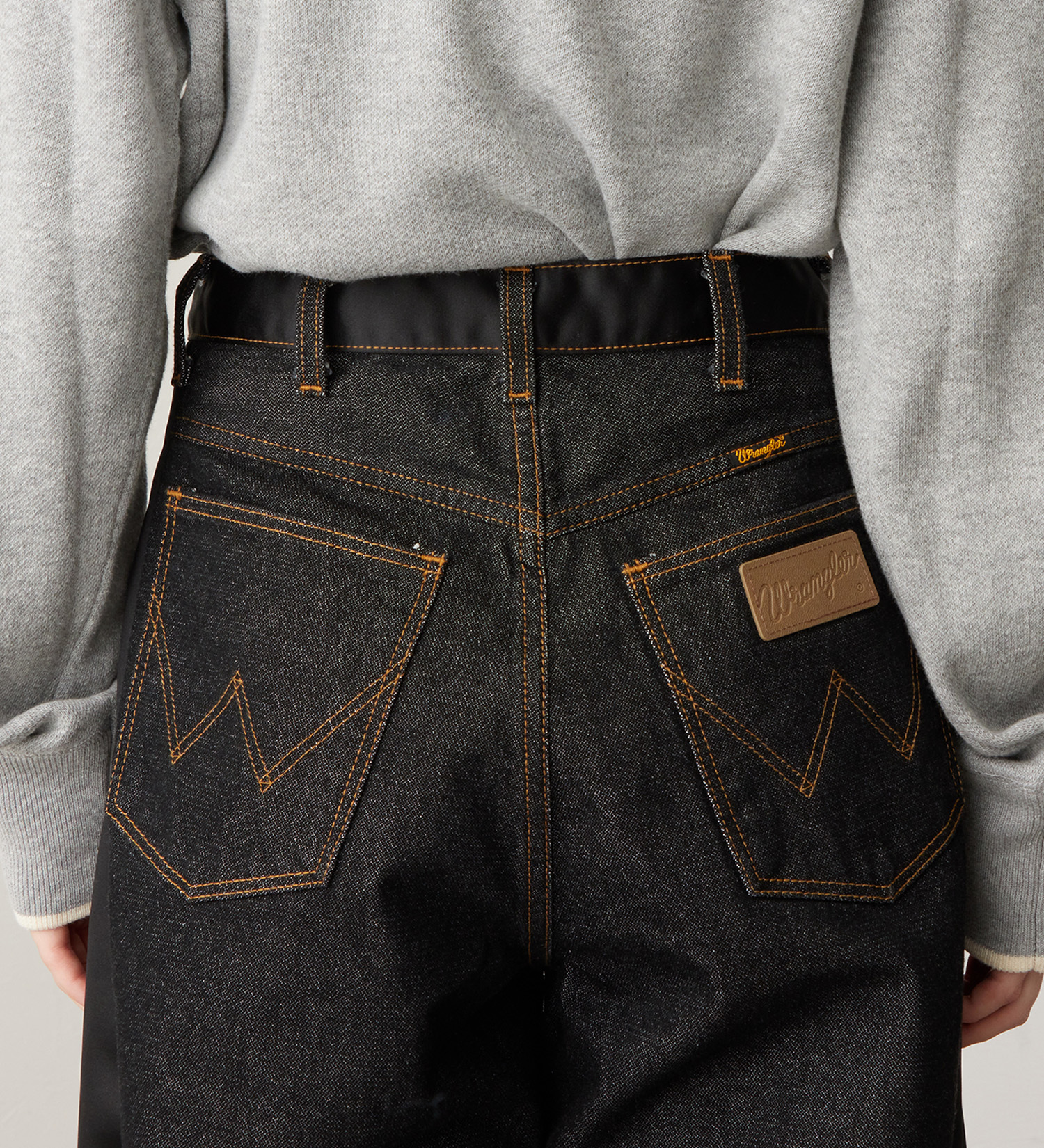 Wrangler(ラングラー)のSWITCHED BARREL JEAN/デニム×サテンリメイクデ二ムパンツ【セットアップ可】|パンツ/デニムパンツ/レディース|ブラックデニム